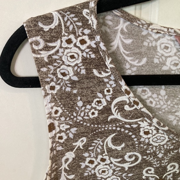 ❤️🔥5/20$ SJS💫Women’s White/Brown V-Neck Sleeveless Lightweight Tank Top - Picture 6 of 10